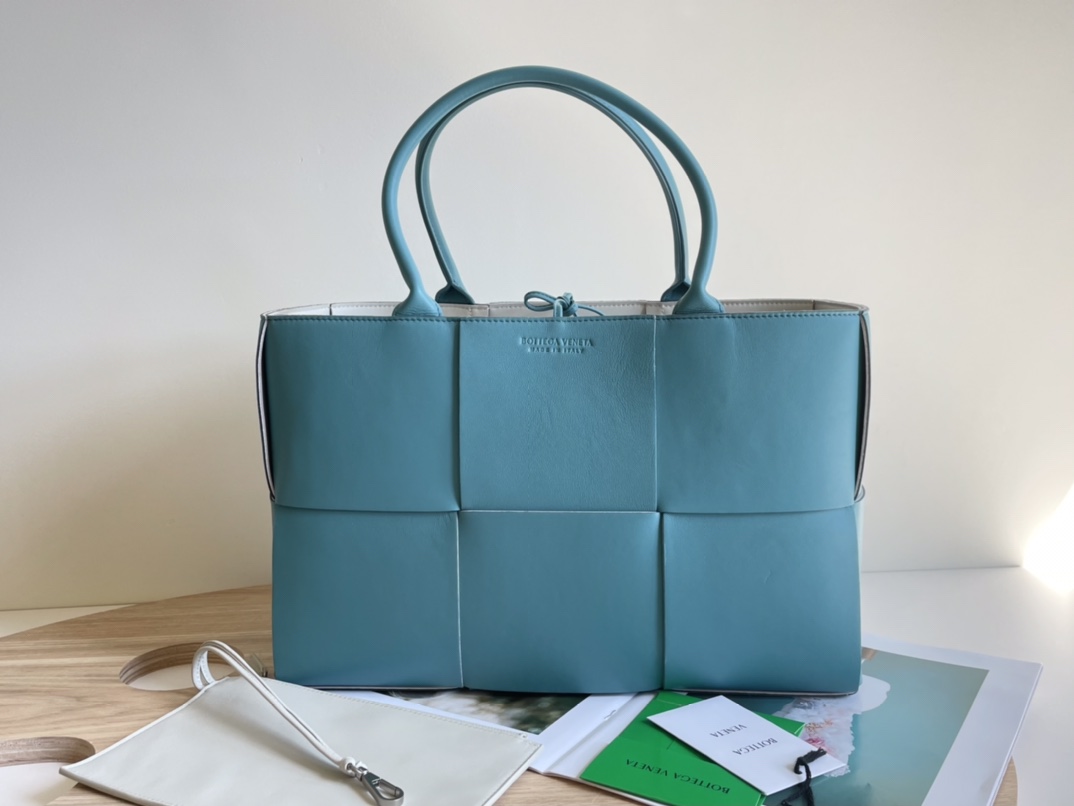 Medium Arco Intreccio Leather Tote Bag Blue Azteque